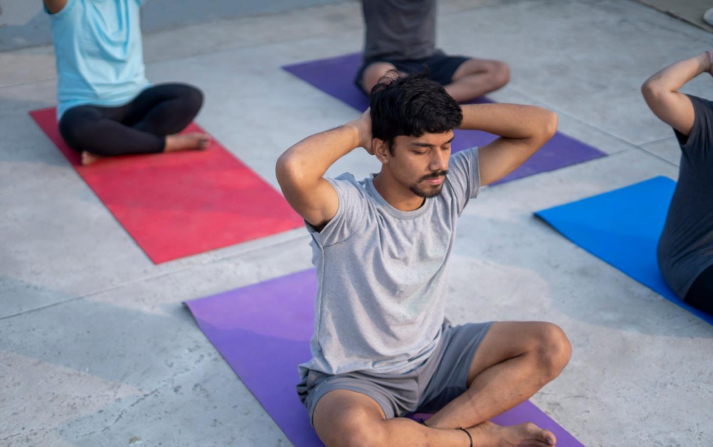 Estudiantes internacionales revisando material académico de gimnasia en biblioteca universitaria en Veracruz